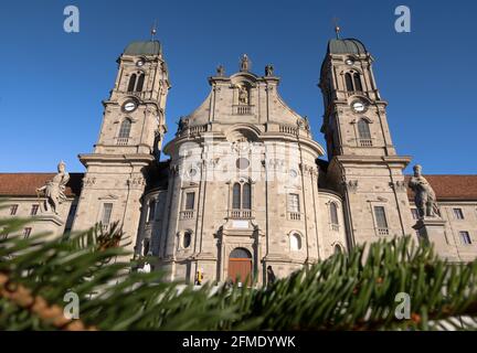 Einsiedeln, Suisse - 25 novembre 2020 : l'abbaye bénédictine d'Einsiedeln, avec sa puissante basilique, est le principal centre de pèlerinage catholique du Sud-Ouest Banque D'Images