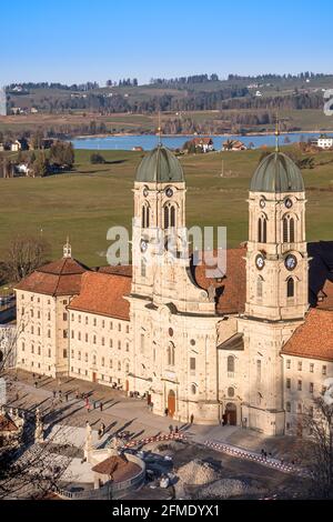 Einsiedeln, Suisse - 25 novembre 2020 : l'abbaye bénédictine d'Einsiedeln, avec sa puissante basilique, est le principal centre de pèlerinage catholique du Sud-Ouest Banque D'Images