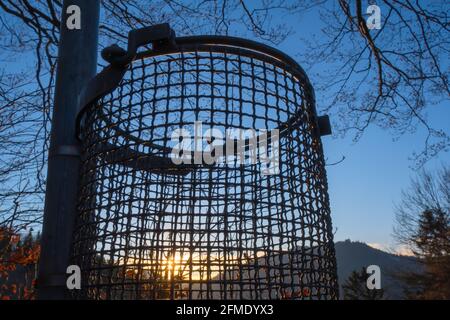 Einsiedeln, Suisse - 25 novembre 2020 : le soleil couchant brille à travers la poubelle dans la nature Banque D'Images