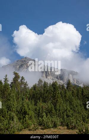 Col de Fuorn, Suisse - 10 septembre 2020 : le parc national suisse est situé dans les Alpes rhéotiennes de l'Ouest, dans l'est de la Suisse. Cœur des nuages Banque D'Images