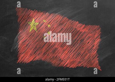 Drapeau national de la Chine dessiné à la main avec de la craie sur le tableau noir. Drapeau agitant dans le vent. L'un des grands drapeaux de différents pays. Éducation, stu Banque D'Images