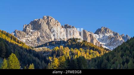 Val Gardena, Italie - 27 octobre 2014 : les Dolomites sont une chaîne de montagnes de formes géologiques spéciales dans le Tyrol du Sud, dans le nord-est de l'Italie. Connu pour skii Banque D'Images