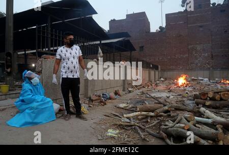 New Delhi, Inde. 08 mai 2021. Une femme portant un costume protecteur pleure la mort de son mari qui a perdu la vie du coronavirus Covid-19 au crématorium de l'ancien Seemapuri à New Delhi. L'Inde enregistre 401,078 cas de covid-19 infectés frais et 4,187 décès dus à Covid-19 en une seule journée, le nombre de décès dans le pays s'est élevé à 240,171. Crédit : SOPA Images Limited/Alamy Live News Banque D'Images