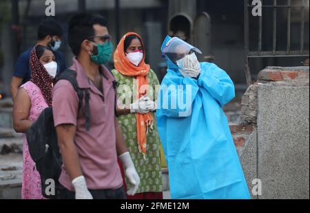 New Delhi, Inde. 08 mai 2021. Une femme portant un costume protecteur pleure la mort de son mari qui a perdu la vie du coronavirus Covid-19 au crématorium de l'ancien Seemapuri à New Delhi. L'Inde enregistre 401,078 cas de covid-19 infectés frais et 4,187 décès dus à Covid-19 en une seule journée, le nombre de décès dans le pays s'est élevé à 240,171. Crédit : SOPA Images Limited/Alamy Live News Banque D'Images