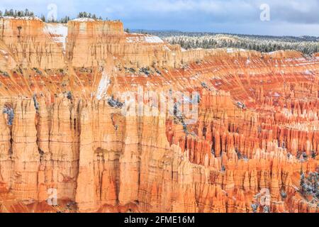 de la neige sur les hoodoos vus de bryce point dans le parc national de bryce canyon, utah Banque D'Images