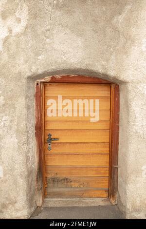 Mustair, Suisse - 8 septembre 2020 : porte basse en bois d'une ancienne maison de Mustair Banque D'Images
