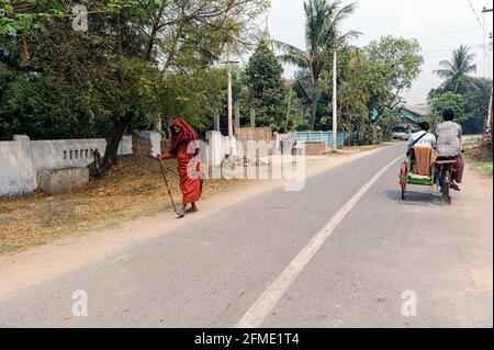 Vieille ville et une rue de taxi à vélo scène à Sagaing Myanmar (Birmanie) Banque D'Images