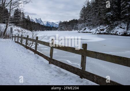 Chapfensee, Suisse - 30 décembre 2020 : le lac gelé Chapfensee près de Mels dans le canton suisse de St.Gall Banque D'Images