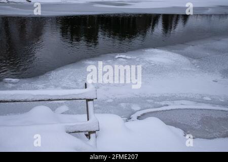 Chapfensee, Suisse - 30 décembre 2020 : paysage hivernal enneigé au bord du lac Chapfensee près de Mels dans le canton suisse de St.Gallen Banque D'Images