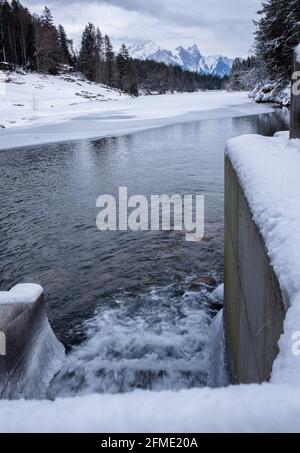 Chapfensee, Suisse - 30 décembre 2020 : paysage hivernal enneigé au bord du lac Chapfensee près de Mels dans le canton suisse de St.Gallen Banque D'Images