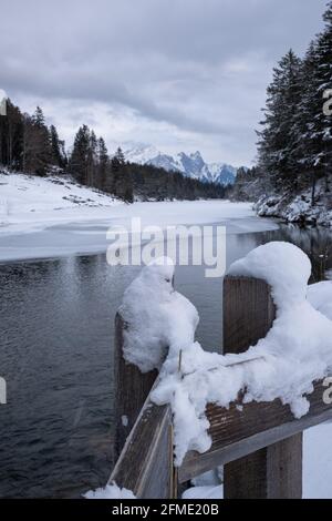 Chapfensee, Suisse - 30 décembre 2020 : paysage hivernal enneigé au bord du lac Chapfensee près de Mels dans le canton suisse de St.Gallen Banque D'Images