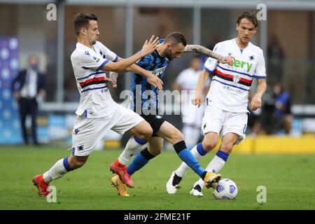 Milan, Italie, le 8 mai 2021. Marcelo Brozovic d'Internazionale prend Valerio Verre et Albin Ekdal d'UC Sampdoria pendant la série UN match à Giuseppe Meazza, Milan. Le crédit photo devrait se lire: Jonathan Moscrop / Sportimage Banque D'Images