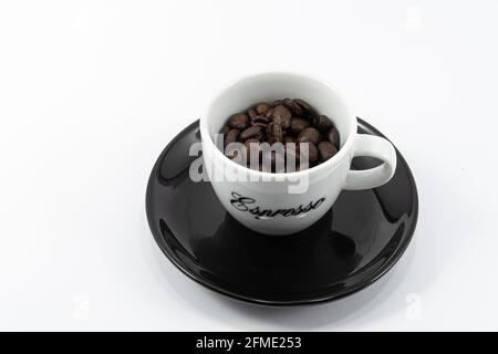 Zurich, Suisse - 12 juin 2020 : une tasse de café espresso remplie de haricots Banque D'Images