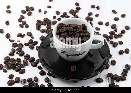 Zurich, Suisse - 12 juin 2020 : une tasse de café espresso remplie de haricots Banque D'Images