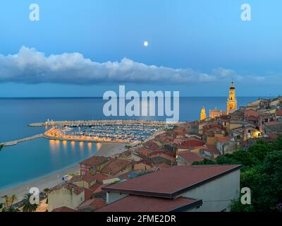 Menton, France - 4 juillet 2020 : la soirée descend vers la ville touristique méditerranéenne de Menton, sur la Côte d'Azur, à côté de la frontière italienne. Banque D'Images