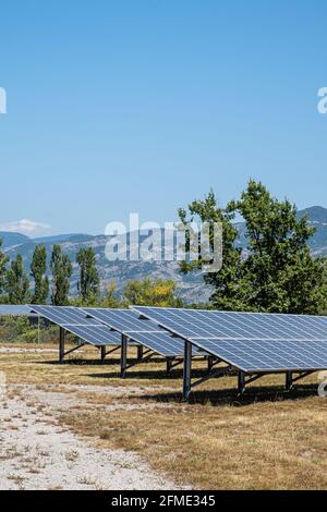 La Saulce, France - 8 juillet 2020 : cellules solaires extérieures pour la production d'électricité Banque D'Images