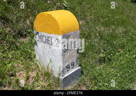 Charmontain, France - 8 juillet 2020 : mesure de la pierre de bord de mer sur la route en face de Saint-Michel en Savoie Banque D'Images