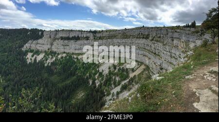 Creux du Van, Suisse - 10 août 2018 : le Creux du Van est un cirque rocheux naturel d'environ 1400 mètres de large et 150 mètres de profondeur Banque D'Images