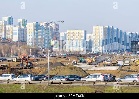 Kemerovo, Russie 29 avril 2021. Construction d'installations publiques et sportives sur le remblai de la rivière Tom, le long de l'avenue Pritomsky Banque D'Images