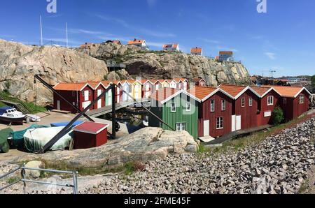 Smogen, Suède - 1er juin 2017 : chalets de pêcheurs pittoresques et colorés Smogenbrygga. Constructions de maisons en bois suédoises typiques. Banque D'Images