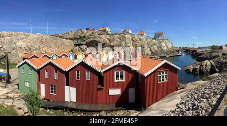 Smogen, Suède - 1er juin 2017 : chalets de pêcheurs pittoresques et colorés Smogenbrygga. Constructions de maisons en bois suédoises typiques. Banque D'Images