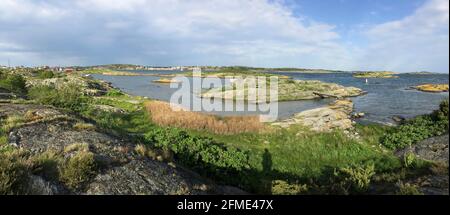 Goteborg, Suède - 6 juin 2017 : côte rocheuse pittoresque de la mer suédoise avec de nombreuses îles Banque D'Images