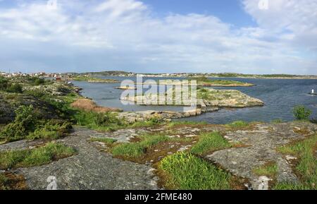 Goteborg, Suède - 6 juin 2017 : côte rocheuse pittoresque de la mer suédoise avec de nombreuses îles Banque D'Images