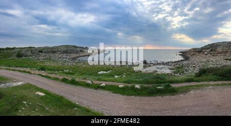 Goteborg, Suède - 6 juin 2017 : côte rocheuse pittoresque de la mer suédoise avec de nombreuses îles Banque D'Images