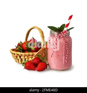 Yaourt à la fraise et fraises fraîches isolées sur blanc Banque D'Images