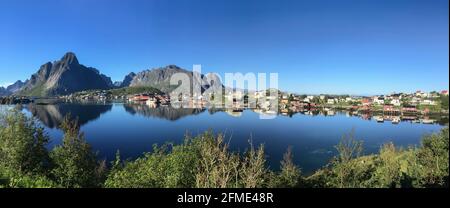 Lofoten, Norvège - 1er juillet 2018 : panorama idyllique des villages et des paysages de l'archipel des Lofoten Banque D'Images