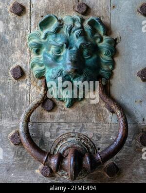 Gros plan d'un impressionnant Door Knocker au château historique de Leeds à Kent, Royaume-Uni. Banque D'Images