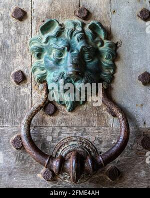 Gros plan d'un impressionnant Door Knocker au château historique de Leeds à Kent, Royaume-Uni. Banque D'Images