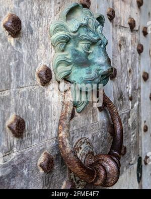 Gros plan d'un impressionnant Door Knocker au château historique de Leeds à Kent, Royaume-Uni. Banque D'Images