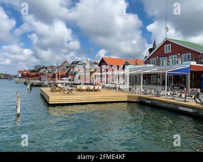 Fjallbacka, Suède - 10 juin 2019 : village de pêcheurs suédois Fjällbacka sur la côte ouest à Bohuslan. La ville est une station touristique d'été populaire. Banque D'Images