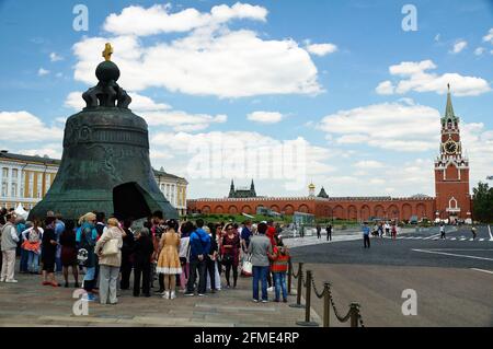 MOSCOU, RUSSIE - 06 14 2016: Touristes à Moscou Kremlin à côté du Tsar Bell, un chef-d'œuvre de la technologie russe de casting du XVIII siècle. Banque D'Images