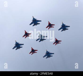 MOSCOU, RUSSIE - 7 MAI 2021 : avions de groupes aérobiques chevaliers et Swifts russes sur des vols de combattants MIG-29 et SU-27 lors d'une répétition de parade Banque D'Images