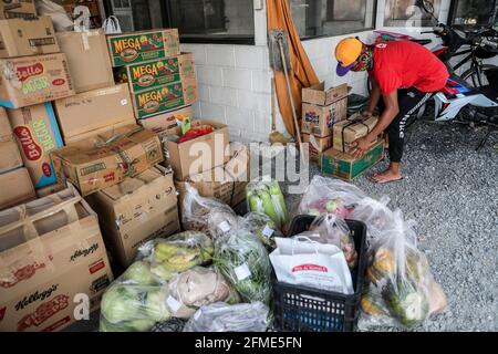 Des bénévoles préparent des dons alimentaires à un garde-manger communautaire dans le quartier de Maginhawa à Quezon City. Malgré les allégations des agents de la loi en tant qu'organisations communistes souterraines qui veulent saper le gouvernement, des pantares communautaires ont germé à travers le pays la semaine dernière pour aider les personnes touchées par des mesures strictes de quarantaine afin de freiner la propagation de la coronavirus. Metro Manille, Philippines. Banque D'Images