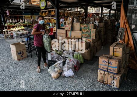 Des bénévoles préparent des dons alimentaires à un garde-manger communautaire dans le quartier de Maginhawa à Quezon City. Malgré les allégations des agents de la loi en tant qu'organisations communistes souterraines qui veulent saper le gouvernement, des pantares communautaires ont germé à travers le pays la semaine dernière pour aider les personnes touchées par des mesures strictes de quarantaine afin de freiner la propagation de la coronavirus. Metro Manille, Philippines. Banque D'Images