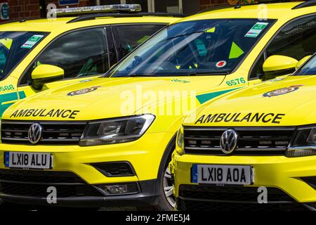 Londres, Royaume-Uni - 7 mai 2021 : une rangée de véhicules ambulanciers d'urgence dans le centre de Londres, Royaume-Uni. Banque D'Images