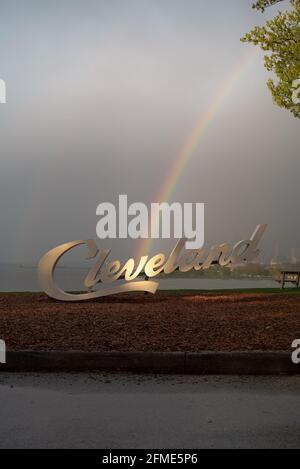 Panneau à texte de Cleveland avec arc-en-ciel d'edgewater Park avec paysage urbain Banque D'Images