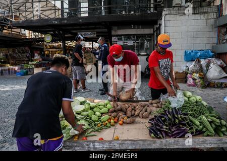 Des bénévoles préparent des dons alimentaires à un garde-manger communautaire dans le quartier de Maginhawa à Quezon City. Malgré les allégations des agents de la loi en tant qu'organisations communistes souterraines qui veulent saper le gouvernement, des pantares communautaires ont germé à travers le pays la semaine dernière pour aider les personnes touchées par des mesures strictes de quarantaine afin de freiner la propagation de la coronavirus. Metro Manille, Philippines. Banque D'Images