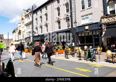 Vue extérieure des gens qui marchent le long de St Mary Des lignes de distance sociale de rue sur le trottoir dans le centre-ville de Cardiff Mai 2021 KATHY DEWITT Banque D'Images