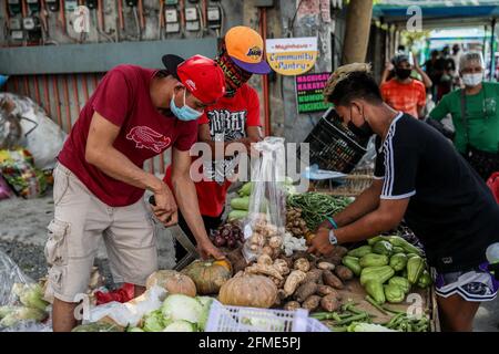 Des bénévoles préparent des dons alimentaires à un garde-manger communautaire dans le quartier de Maginhawa à Quezon City. Malgré les allégations des agents de la loi en tant qu'organisations communistes souterraines qui veulent saper le gouvernement, des pantares communautaires ont germé à travers le pays la semaine dernière pour aider les personnes touchées par des mesures strictes de quarantaine afin de freiner la propagation de la coronavirus. Metro Manille, Philippines. Banque D'Images