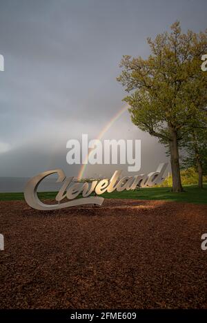 Panneau à texte de Cleveland avec arc-en-ciel d'edgewater Park avec paysage urbain Banque D'Images