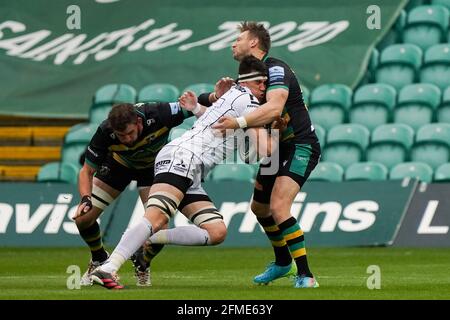 Northampton, Royaume-Uni. 08 mai 2021. DaN Biggar #10 de Northampton Saints s'attaque à Matias Alemanno #5 de Gloucester Rugby à Northampton, Royaume-Uni le 5/8/2021. (Photo de Richard Washbrooke/News Images/Sipa USA) crédit: SIPA USA/Alay Live News Banque D'Images