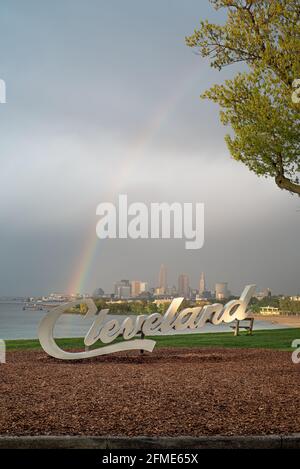 Panneau à texte de Cleveland avec arc-en-ciel d'edgewater Park avec paysage urbain Banque D'Images