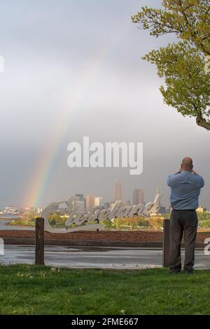 Panneau à texte de Cleveland avec arc-en-ciel d'edgewater Park avec paysage urbain Banque D'Images