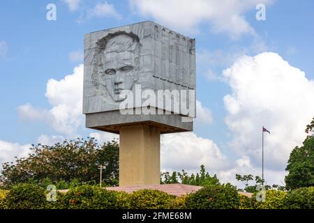 Sculpture cubiste en marbre blanc dans une fontaine honorant Jose Marti et Abel Santamaria, Santiago de Cuba, Cuba Banque D'Images