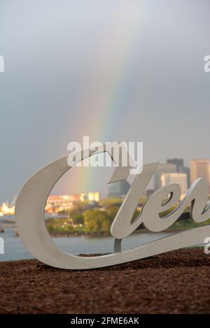 Panneau à texte de Cleveland avec arc-en-ciel d'edgewater Park avec paysage urbain Banque D'Images