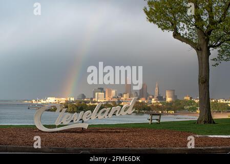 Panneau à texte de Cleveland avec arc-en-ciel d'edgewater Park avec paysage urbain Banque D'Images